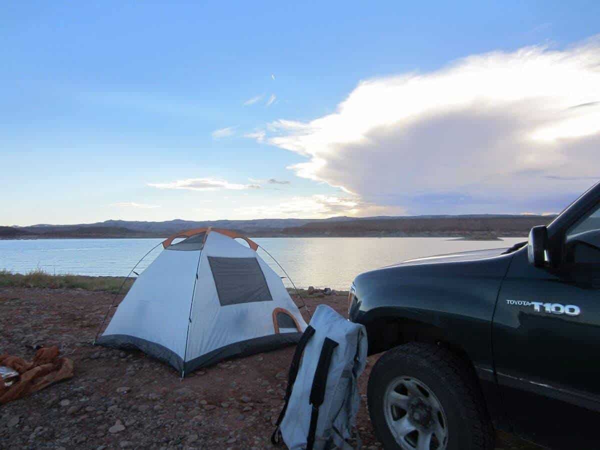 camping-on-the-shore-of-lake-powell