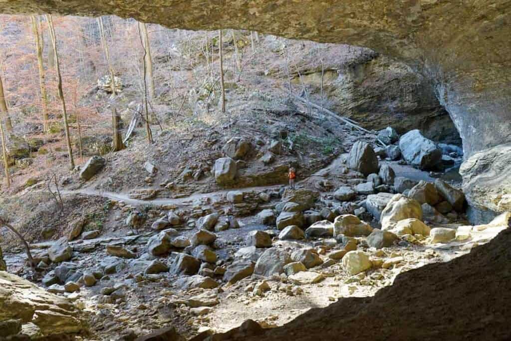 lost-valley-trail-cob-cave-bluff-shelter