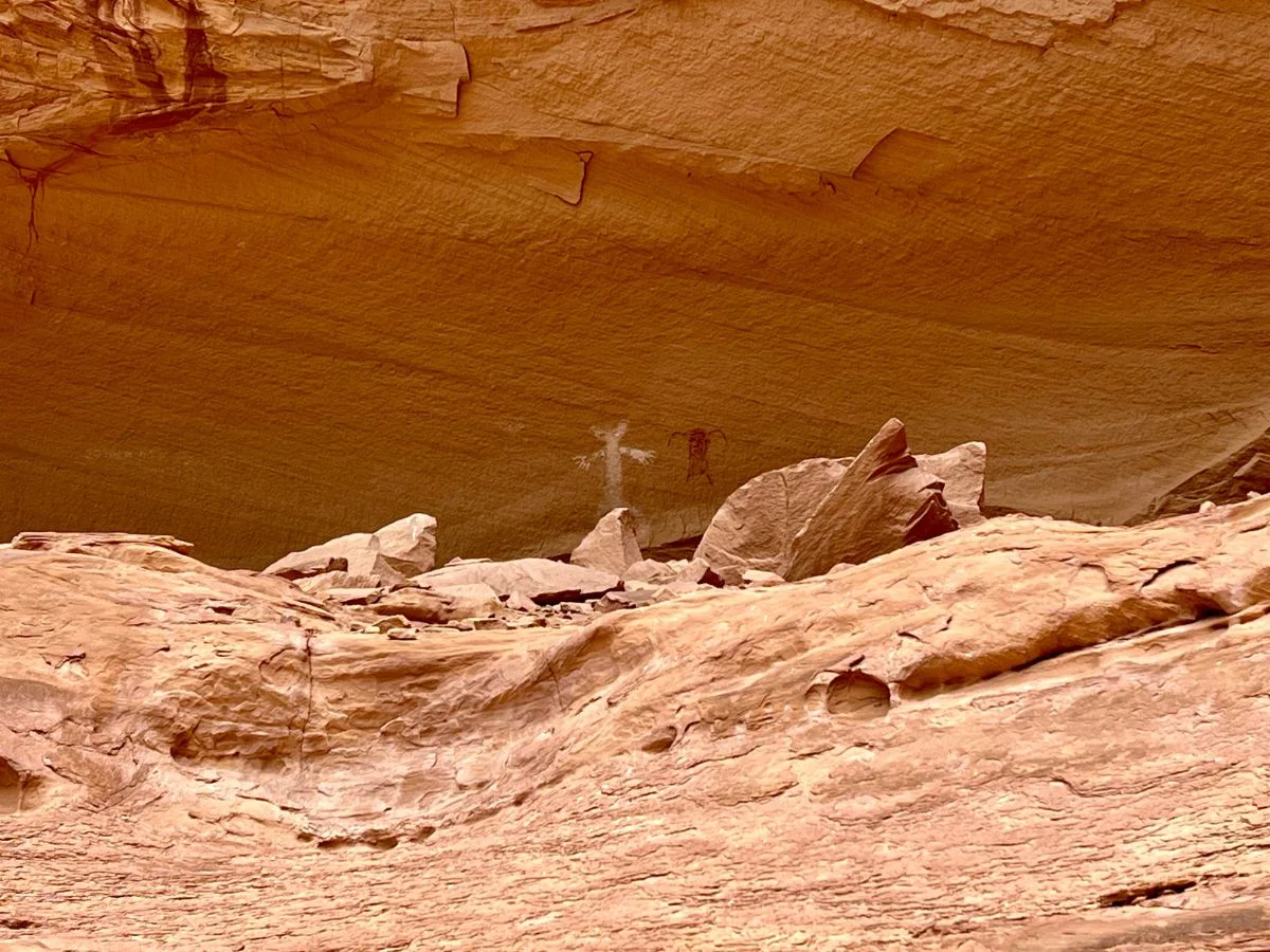 Hiking in McDonald Creek in Western Colorado / Petroglyphs on the sandstone
