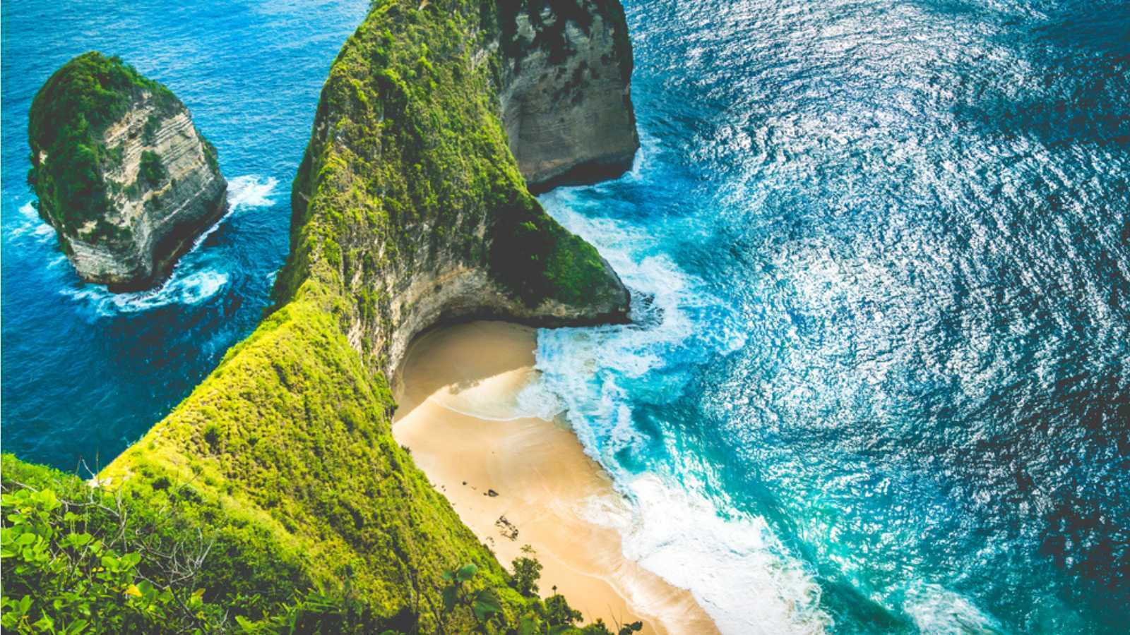 Manta Bay or Kelingking Beach on Nusa Penida Island, Bali, Indonesia