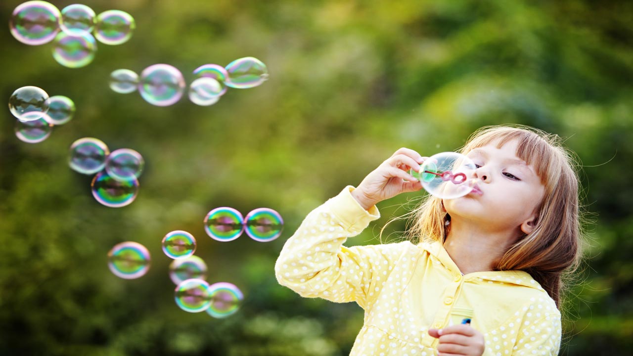 Child starting soap bubbles